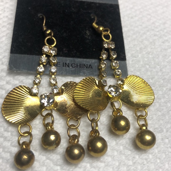 4/$20 Fashion Earings - Picture 2 of 2